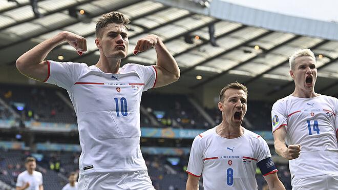 El checo Patrik Schick (izquierda) es líder goleador con tres dianas. Foto: AP
