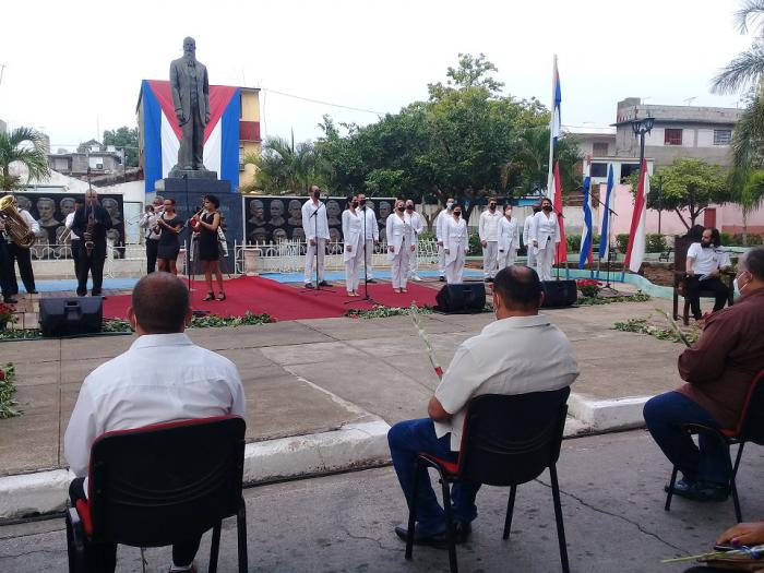 En el monumento Retablo de los Héroes ?donde reposan los restos mortales del patriota bayamés– y ante la estatua de bronce que realza su emblemática figura, las máximas autoridades del Partido y el Gobierno en Granma colocaron una ofrenda floral en nombre del pueblo de Cuba.