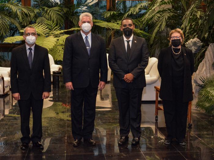 Miguel Díaz-Canel Bermúdez recibe cartas credenciales de embajador de República Dominicana.