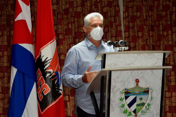 Desarrollar la «resistencia creativa» del pueblo en todos los frentes de trabajo, «volarles la cabeza a todas las trabas» y «aplastar la burocracia» son directrices inaplazables, enfatizó Díaz-Canel. foto: Estudios Revolución