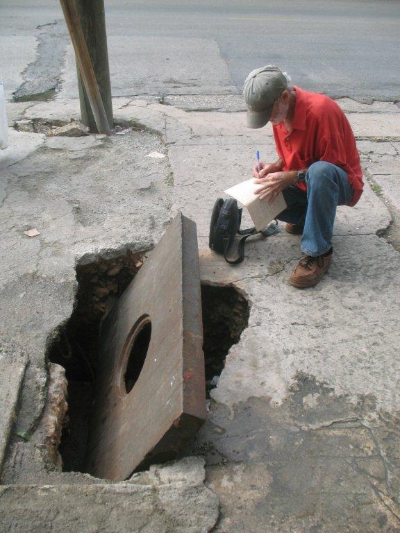 Hundimiento parcial de la tapa del alcantarillado situado a un lado de la fachada del cine Ambasador, en el capitalino municipio de Playa. Foto: Cortesía del Doctor Efrén Jaimez Salgado   

