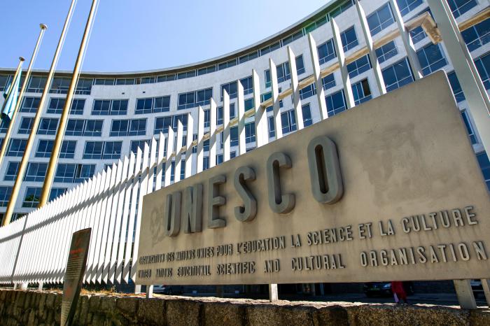 La UNESCO tiene una vocación pacifista, y entre varias cosas se orienta muy particularmente a apoyar la alfabetización. En la educación, este organismo asigna prioridad al logro de la educación elemental adaptada a las necesidades actuales