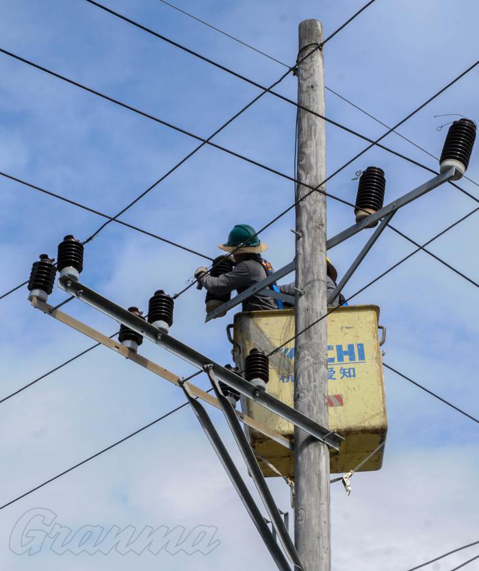 Trabajo de linieros de la empresa eléctrica por los dannificados del tornado ocurrido el 27 de enenro de 2019, municipio Guanabacoa