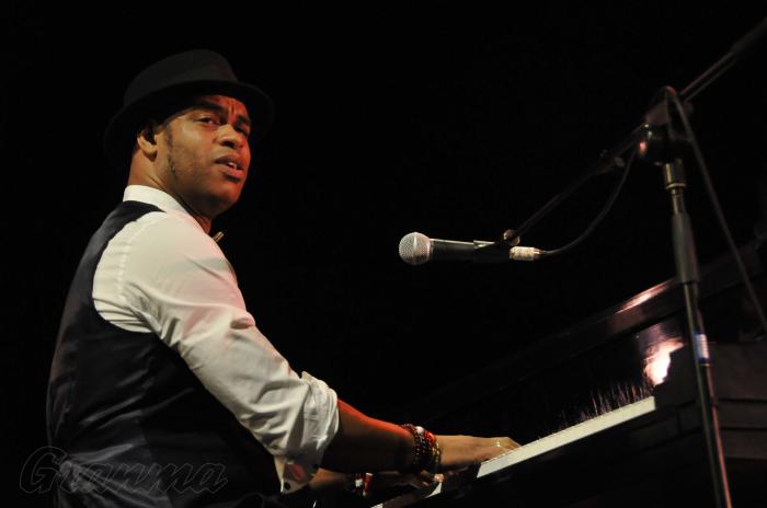 Concierto de clausura en el Festival Internacional de Jazz Plaza 2016 en el teatro Mella a cargo del pianista cubano Roberto Fonseca y su agrupación Temperamento y la cantante africana Fatoumata Diawara.