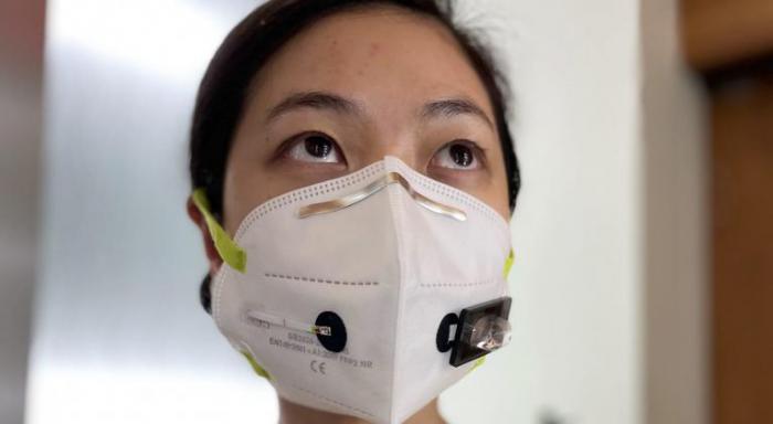 Mascarilla con un biosensor portátil insertado capaz de detectar la presencia del coronavirus fue creado por investigadores del Instituto Wyss de la Universidad de Harvard y del Instituto de Tecnología de Massachusetts (MIT).
