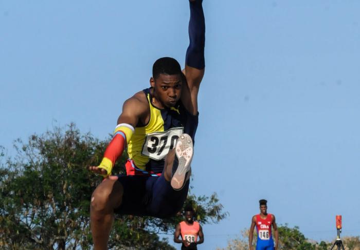 Juan Miguel Hechebarria, salta 2,92m en el salto largo, durante la Copa Cuba de Atletismo, desarrollada en la pista de calentamiento del Estadio Panamericano, Habana del Este.