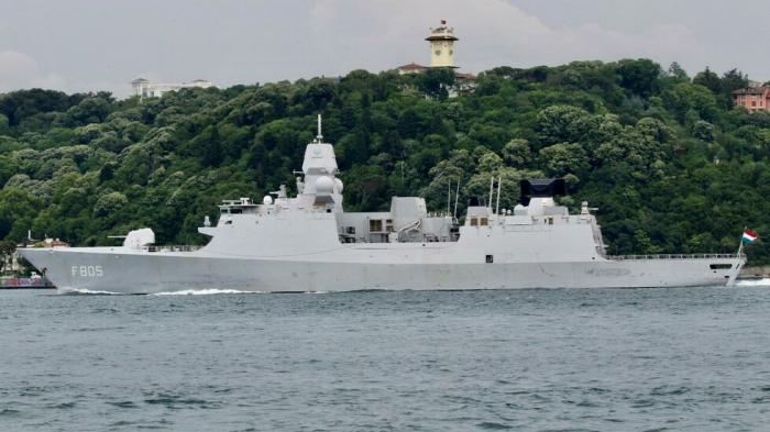 Fragata de la Armada Real de los Países Bajos HNLMS Evertsen, mientras zarpa en el Bósforo, camino al Mar Negro, en Estambul, Turquía, el 14 de junio de 2021. 