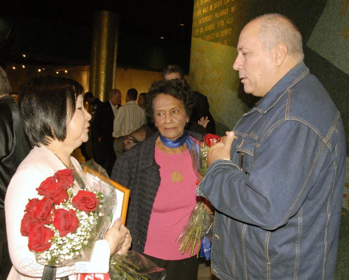 Alpidio Alonso con la artista de la plástica Flora Fong y la escritora Marta Rojas.
FOTO: DUNIA ÁLVAREZ PALACIOS