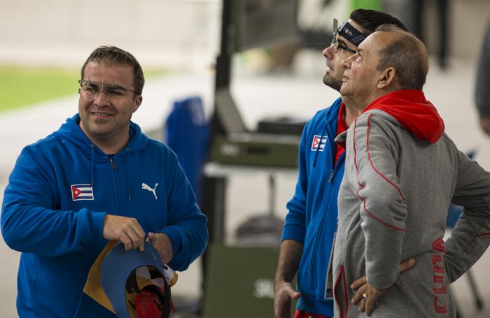 Meinardo, a la derecha, con Leuris Pupo y Jorge F. Álvarez. Foto: Irene Pérez/ Cubadebate.