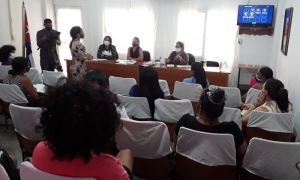 Teresa Amarelle, primera de derecha a izquierda, intercambia con federadas. Foto: Casandra Almira Maqueira
