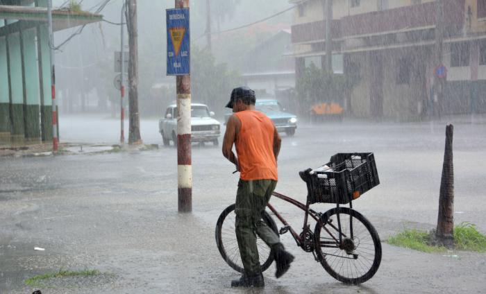 Fuerte aguacero en las tardes de verano en la calle Infanta y Manglar, Cerro.