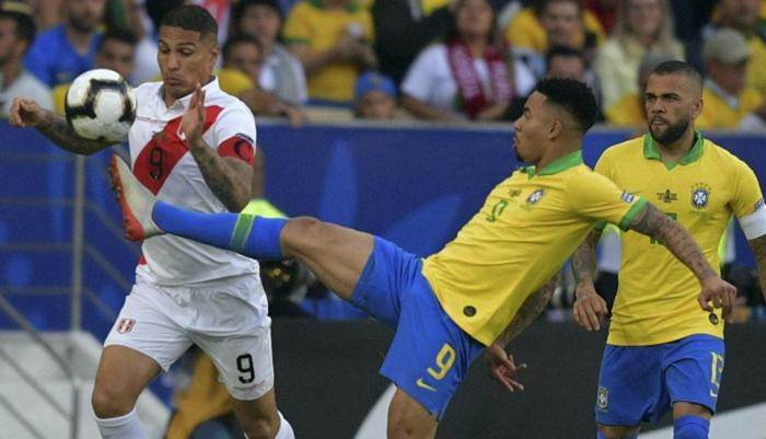 Brasil y Perú disputarán la primera semifinal, en medio del descontento por los estragos de la pandemia. 