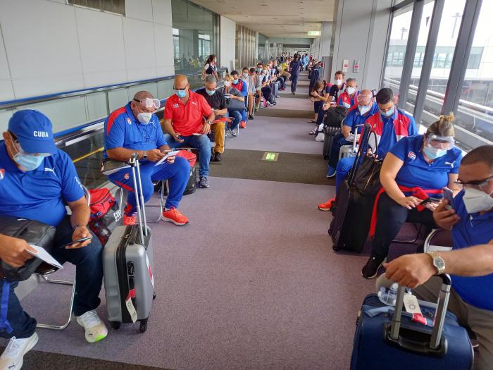 Los primeros miembros de la delegación cubana a Tokio-2020 pasaron por los procesos preventivos contra la Covid-19 en el aereopuerto de Narita