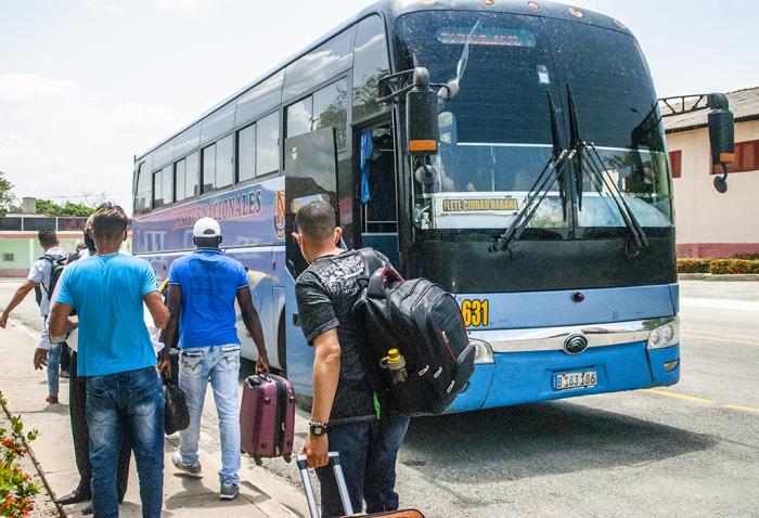 Profesionales de la Salud en Las Tunas partieron hacia Matanzas, como parte de una brigada mayor de diferentes partes de Cuba, que apoyará el enfrentamiento a la COVID-19 en ese territorio.