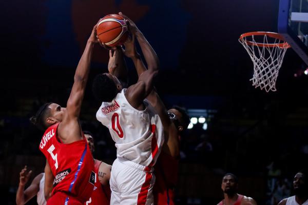 Karel Guzmán #0 de Cuba ataca el aro ante la marca de Puerto Rico durante el duelo Cuba-Puerto Rico del grupo C de las eliminatorias de FIBA Américas para la Copa Mundial de Baloncesto China 2019, con sede en el Coliseo de la Ciudad Deportiva el domingo 26 de noviembre de 2017, en La Habana, Cuba. Foto: Calixto N. Llanes/Periódico JIT (Cuba)