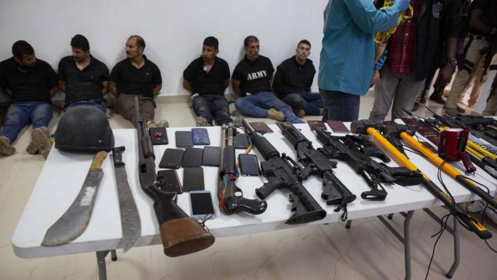 Sospechosos del asesinato de Jovenel Moïse junto con las armas y el equipo que utilizaron en el ataque, en Puerto Príncipe (Haití), el 8 de julio de 2021. Foto: AP