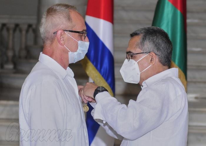 Entrega de la Medalla de la Amistad al embajador de la República de Belarus, Excmo. Sr. Alexandr Aleksadrov; presidido por Marcelino Medina González, viceministro primero de Relaciones Exteriores; desarrollado en el MINREX, Plaza.