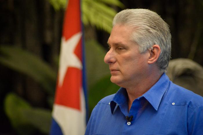 Miguel diaz canel con la bandera cubana