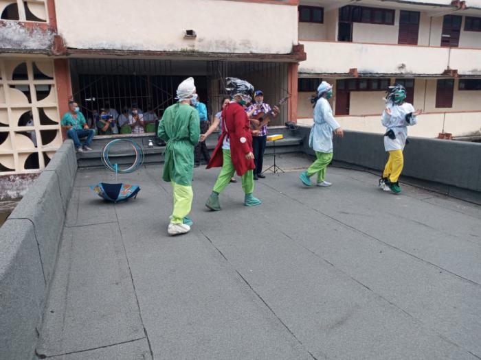 Trabajadores por cuenta propia en Villa Clara colaboraron para que los pequeños ingresados en el hospital de campaña de la Universidad de Ciencias Médicas pasaran un día de los niños feliz