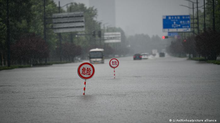 Los servicios de emergencia decretaron una alerta de nivel 2 en el conjunto del país por las inundaciones, mientras siguen cayendo lluvias torrenciales en la provincia de Henan, cuya capital es Zhengzhou.