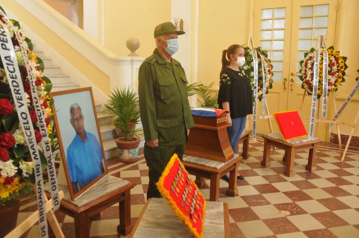 Ofrendas florales de Raúl y Díaz Canel en honras fúnebres del general  Marcelo Verdecia