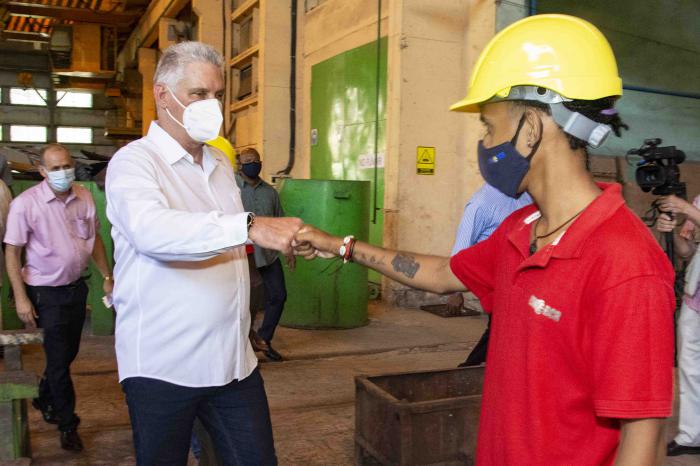 Recorrido de Miguel Díaz-Canel por la Empresa de Servicios Eléctricos