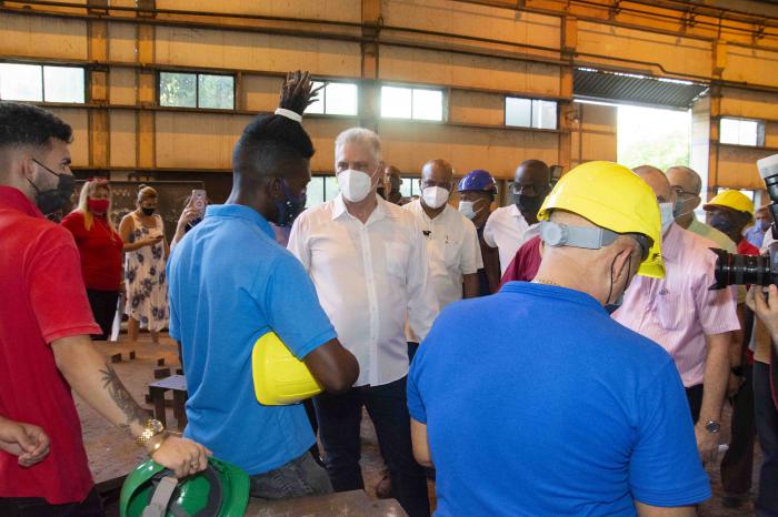Recorrido de Miguel Díaz-Canel por la Empresa de Servicios Eléctricos