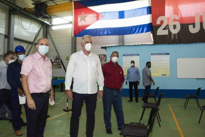 Recorrido de Miguel Díaz-Canel por la Empresa de Servicios Eléctricos