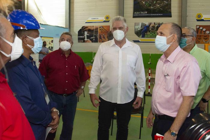 Recorrido de Miguel Díaz-Canel por la Empresa de Servicios Eléctricos