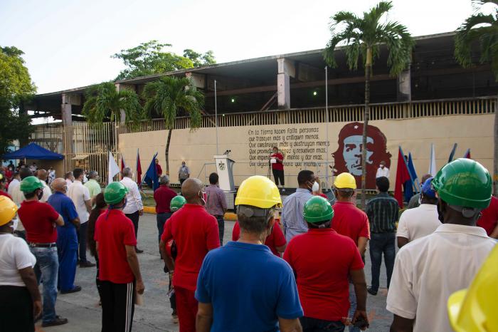 Recorrido de Miguel Díaz-Canel por la Empresa de Servicios Eléctricos