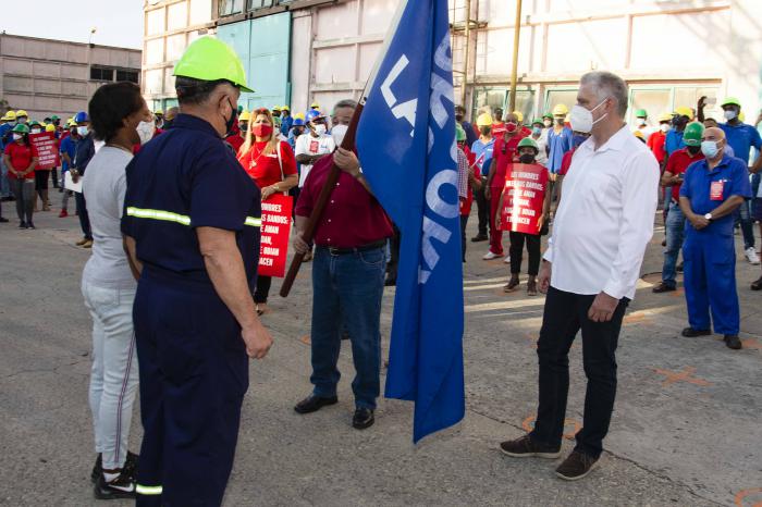 Recorrido de Miguel Díaz-Canel por la Empresa de Servicios Eléctricos