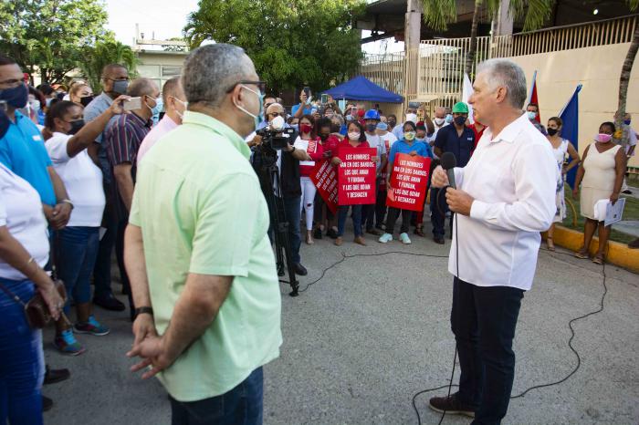 Recorrido de Miguel Díaz-Canel por la Empresa de Servicios Eléctricos