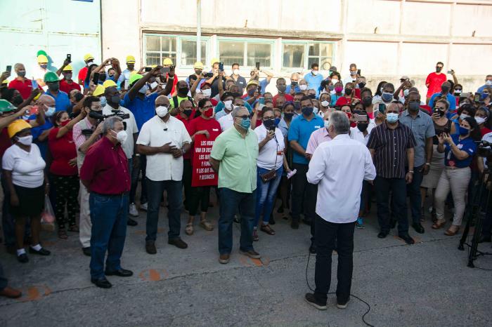 Recorrido de Miguel Díaz-Canel por la Empresa de Servicios Eléctricos