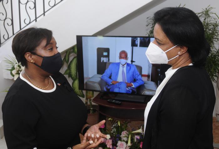 Inés Maaría Chapman Waugh, Viceprimera Ministra firma el libro de condolencias por la muerte del presidente de Haití, Jovenal Moise, desarrollado en la embajada de Haití en Cuba.