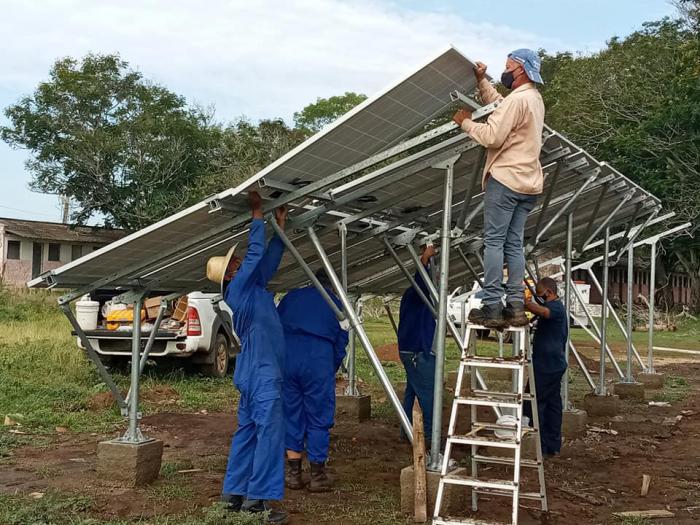 Colocación de los paneles solares de la radiobase de telefonía móvil en fase de instalación en Casibacoa, zona rural de Bayamo, provincia de Granma FOTO/Tomada del perfil en Facebook de Sergio Milán Muñoz