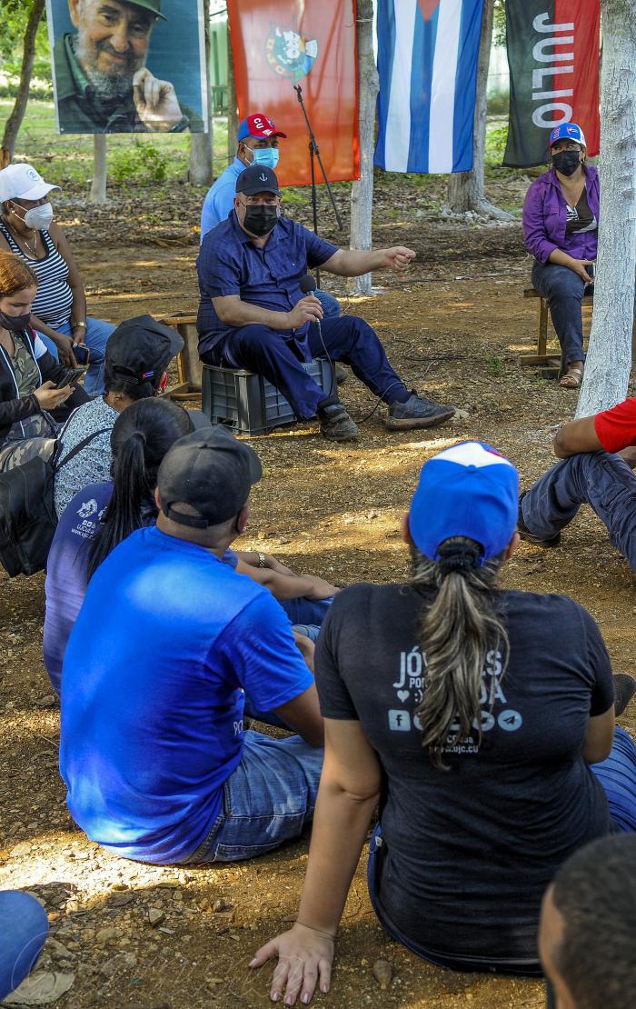 Manuel Marrero Cruz junto a jovenes estudiantes