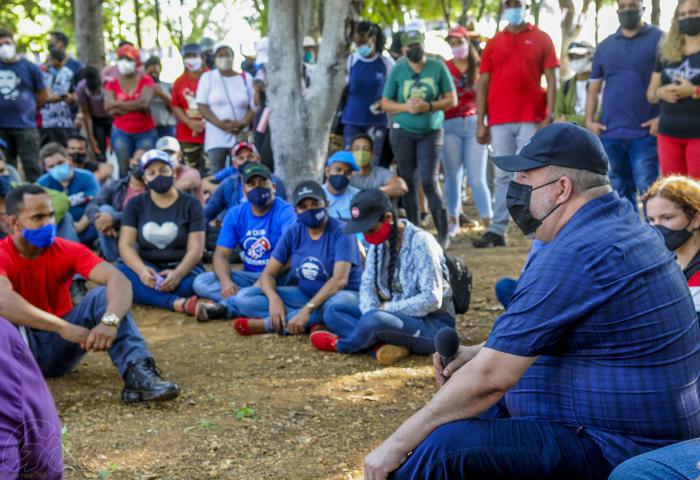 Manuel Marrero Cruz junto a jovenes estudiantes