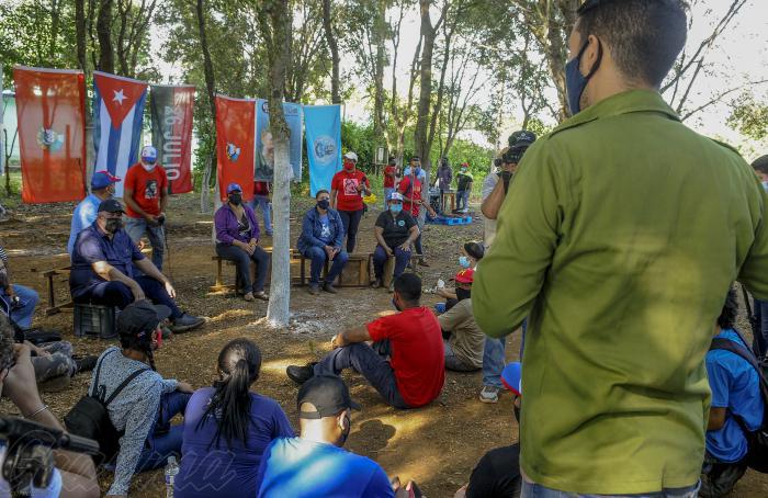 Manuel Marrero Cruz junto a jovenes estudiantes