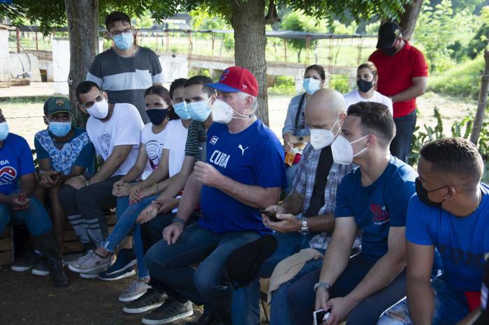Presidente de Cuba intercambia con jóvenes