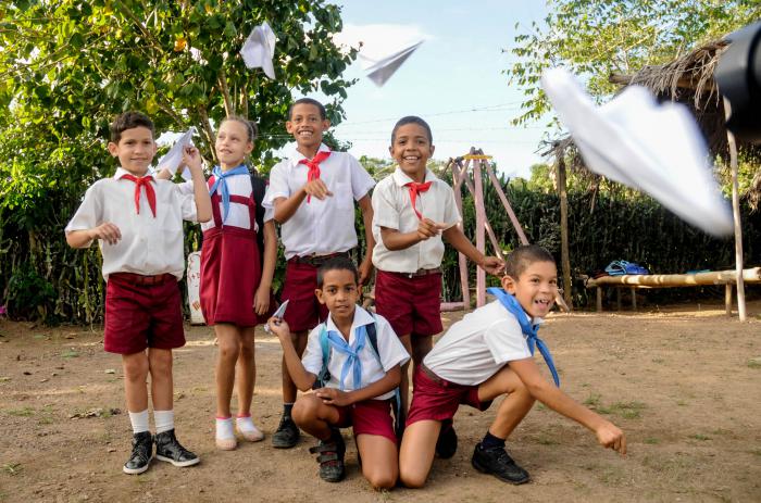 Pioneros de la escuela Felix Urquilo de la comunida de El Maizal, Mayarí Arriba, ll Frente