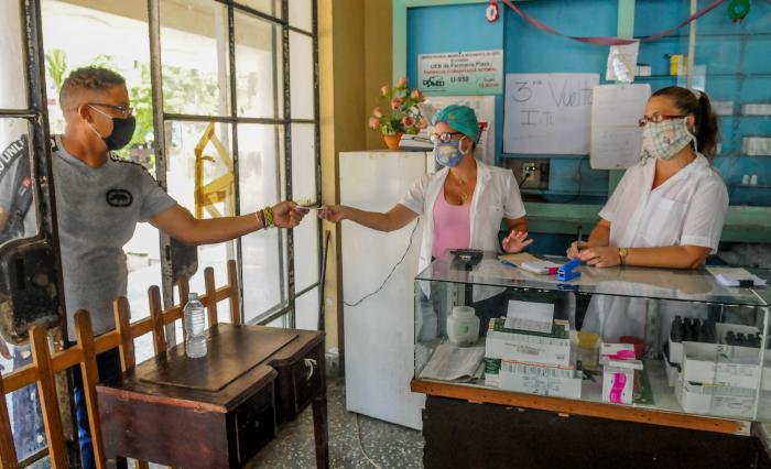 Fotorreportaje por el día de las madres que en tiempo de pandemía entregan su aporte a la lucha contra  la COVID 19, Farmacia Tulipán y SanPedro