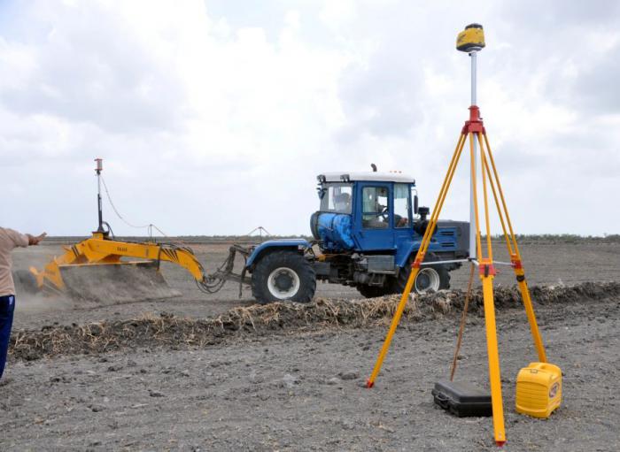 Entre las técnicas para desarrollar esta parte del proceso agrícola, se encuentran la nivelación con tecnología láser, y la eficiente nivelación con pendiente variable