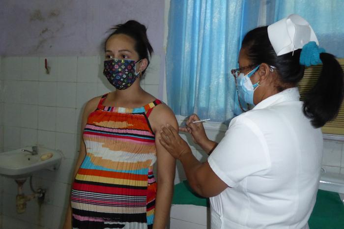 La joven bayamesa Laritza Aguilar Figueredo, aseguró a este diario, que haber recibido hoy la primera dosis de la vacuna Abdala ha sido un regalo especial en víspera de su semana 37 de gestación.