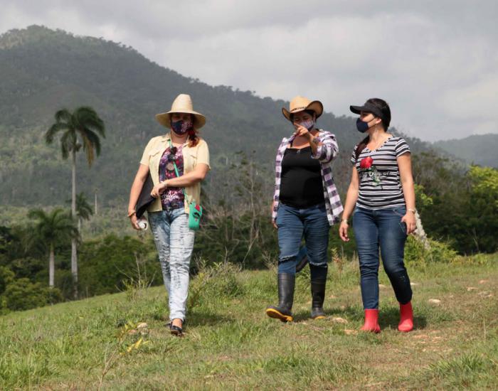 En la serranía espirituana la pandemia no ha impedido el contacto directo con los electores. 