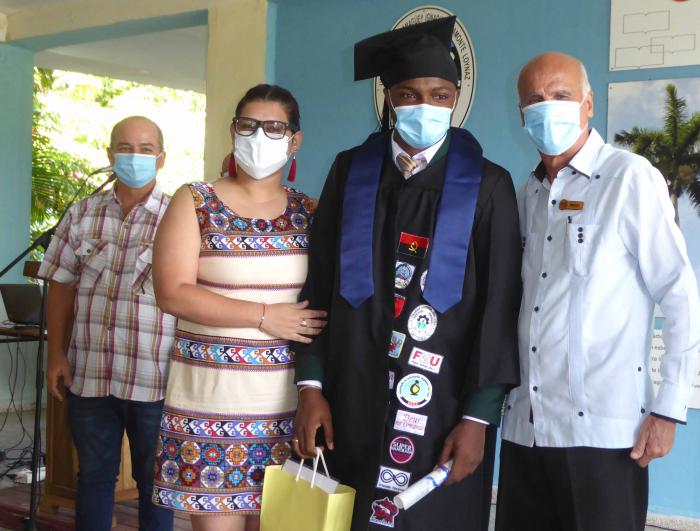El rector Santiago Lajes Choy y la presidenta de la FEU Doraine Linares entregan un reconocimiento especial a Ernesto da Conceicao Lima Ebo por su desempeño estudiantil integral.