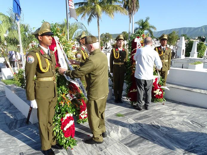 Las ofrendas florales de Raúl y Díaz-Canel fueron depositadas ante el panteón familiar de Frank por el Comandante de la Revolución Ramiro Valdés y Lázaro Expósito.