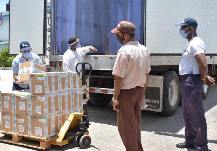 Tan pronto llega el camión desde la capital del país, no importa la hora que sea, se procede de inmediato a su descarga y traslado hasta los puntos de recepción.