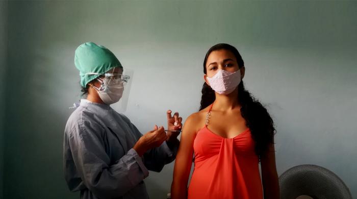 Una de las embarazadas que recibió, este jueves, su dosis de Abdala, en el Escambray villaclareño. 
Foto: Dayana Darias Valdés.