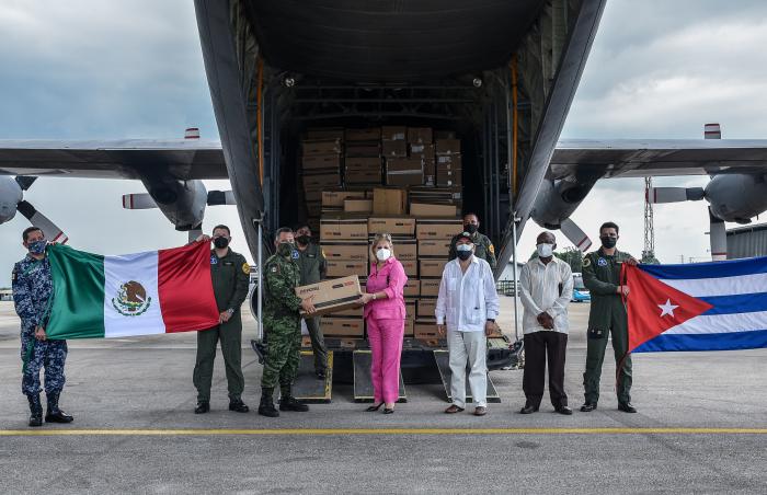Arribo del vuelo Hércules C-130 de la Fuerza Aérea Mexicana con un donativo que comprende insumos médicos, en apoyo a la situación de Cuba, presiden Ana Teresita González Fraga, viceministra primera del MINCEX y Miguel Díaz Reynoso, embajador de México en Cuba, en la Terminal 2 del Aeropuerto Internacional José Martí