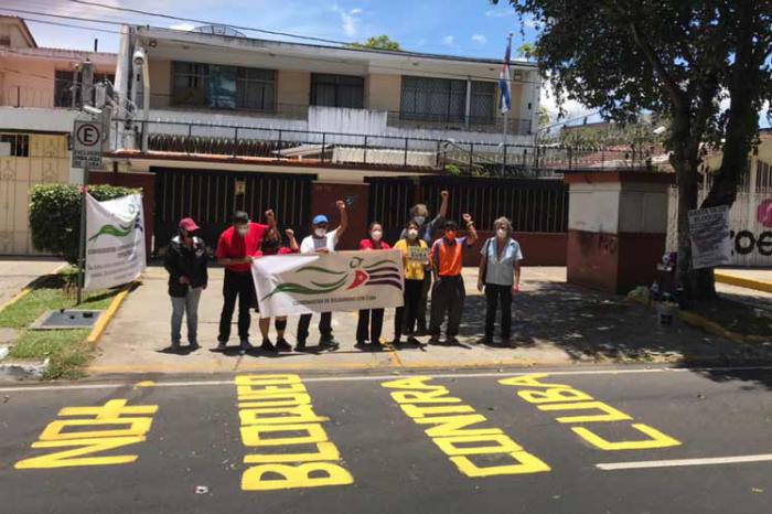 Frente a la sede diplomática en Ciudad Guatemala, exigen al gobierno garantizar custodia para la embajada cubana